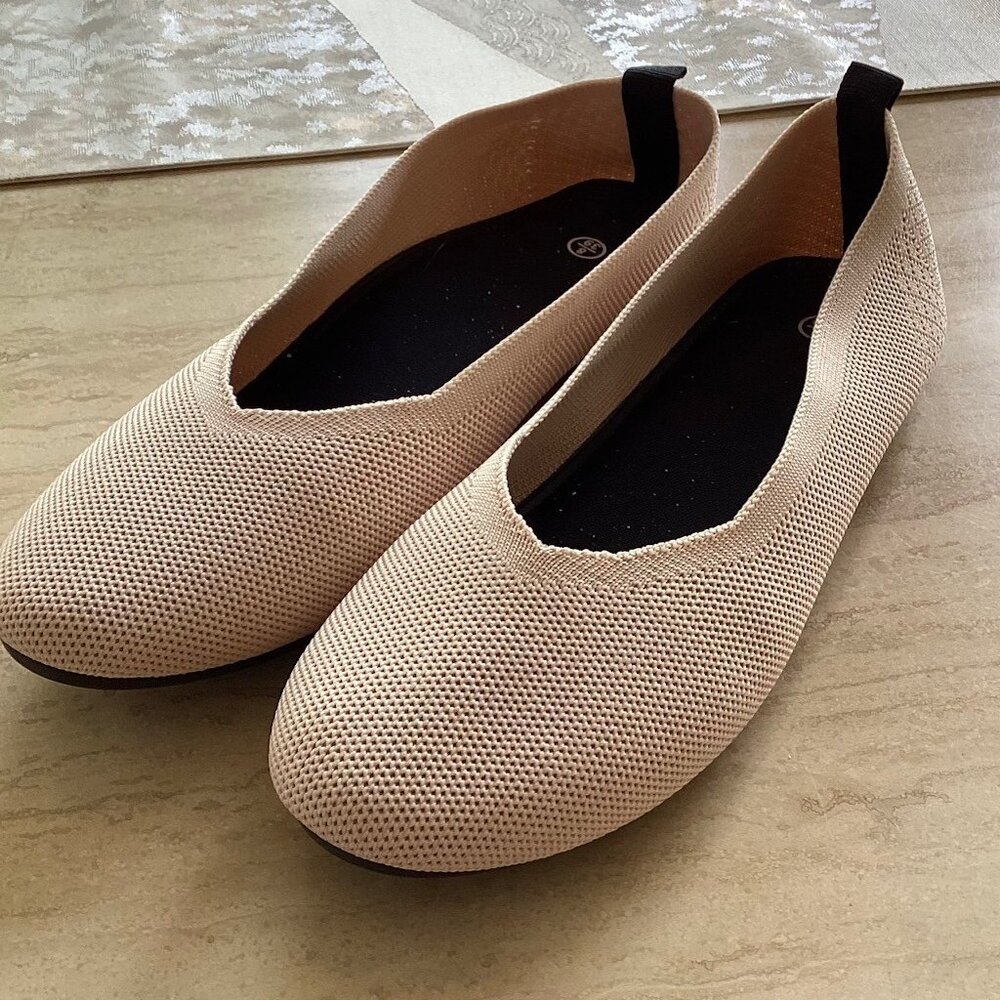 Unbranded beige, tan women's flats, size 8M NWOT